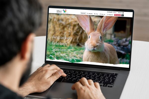 Starseiten Mockup der barrierfreien Webseite von der Kinder- und Jugendfarm aus Regensburg